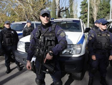 Λάρισα: Επίθεση 20 Ρομά σε πλήρωμα περιπολικού της Άμεσης Δράσης